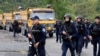 Kosovë: policë të njësiteve speciale të Policisë së Kosovës, ndërmjet barrikadave me kamionë të serbëve lokalë, në veri të Mitrovicës (20 shtator 2021). 