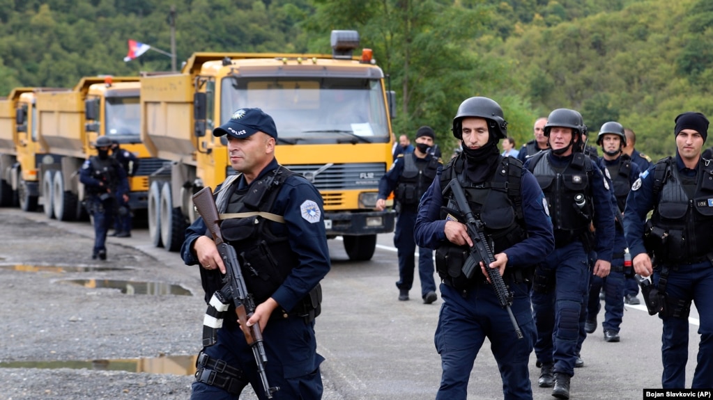 Kosovë: policë të njësiteve speciale të Policisë së Kosovës, ndërmjet barrikadave me kamionë të serbëve lokalë, në veri të Mitrovicës (20 shtator 2021). 