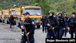 Kosovë: policë të njësiteve speciale të Policisë së Kosovës, ndërmjet barrikadave me kamionë të serbëve lokalë, në veri të Mitrovicës (20 shtator 2021). 