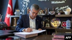 Özgür Özəl "Yeni Partiya"nın təsis sənədlərini imzalayır
