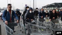 Italia, în fața unui supermarket din Casalpusterlengo, regiunea Lombardia, la 30 de km sudest de Milano, 23 februarie 2020.