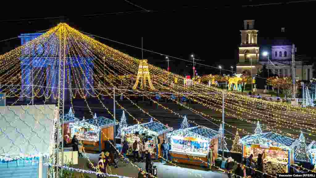 O vedere asupra târgului de Crăciun din centrul Chișinăului, deschis pe 5 decembrie 2025, odată cu aprinderea luminilor în Piața Marii Adunări Naționale.