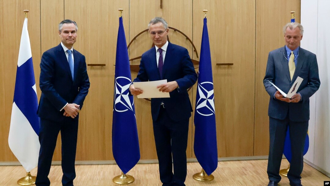 Ambasadorii Suediei și Finlandei au depus oficial cererile de aderare la NATO. 
