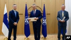 Ambasadorii Suediei și Finlandei au depus oficial cererile de aderare la NATO. 