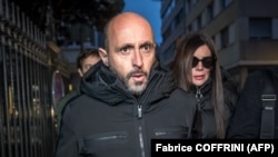 Власники бару Le Constellation Жак та Джесіка Моретті прибувають на слухання до прокуратури, 9 січня 2026 року