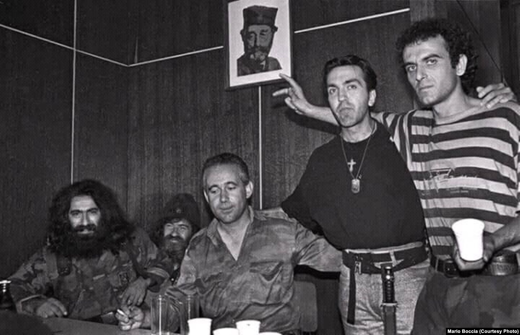 Sllavko Alleksiq (majtas) me vullnetarë serbë; i pari në të djathtë një vullnetar nga Greqia, pranë tij një vullnetar nga SHBA-ja me origjinë serbe. Fotografia iu dha Radios Evropa e Lirë nga autori Mario Boccia - ekskluzivisht për qëllimet e këtij artikulli.
