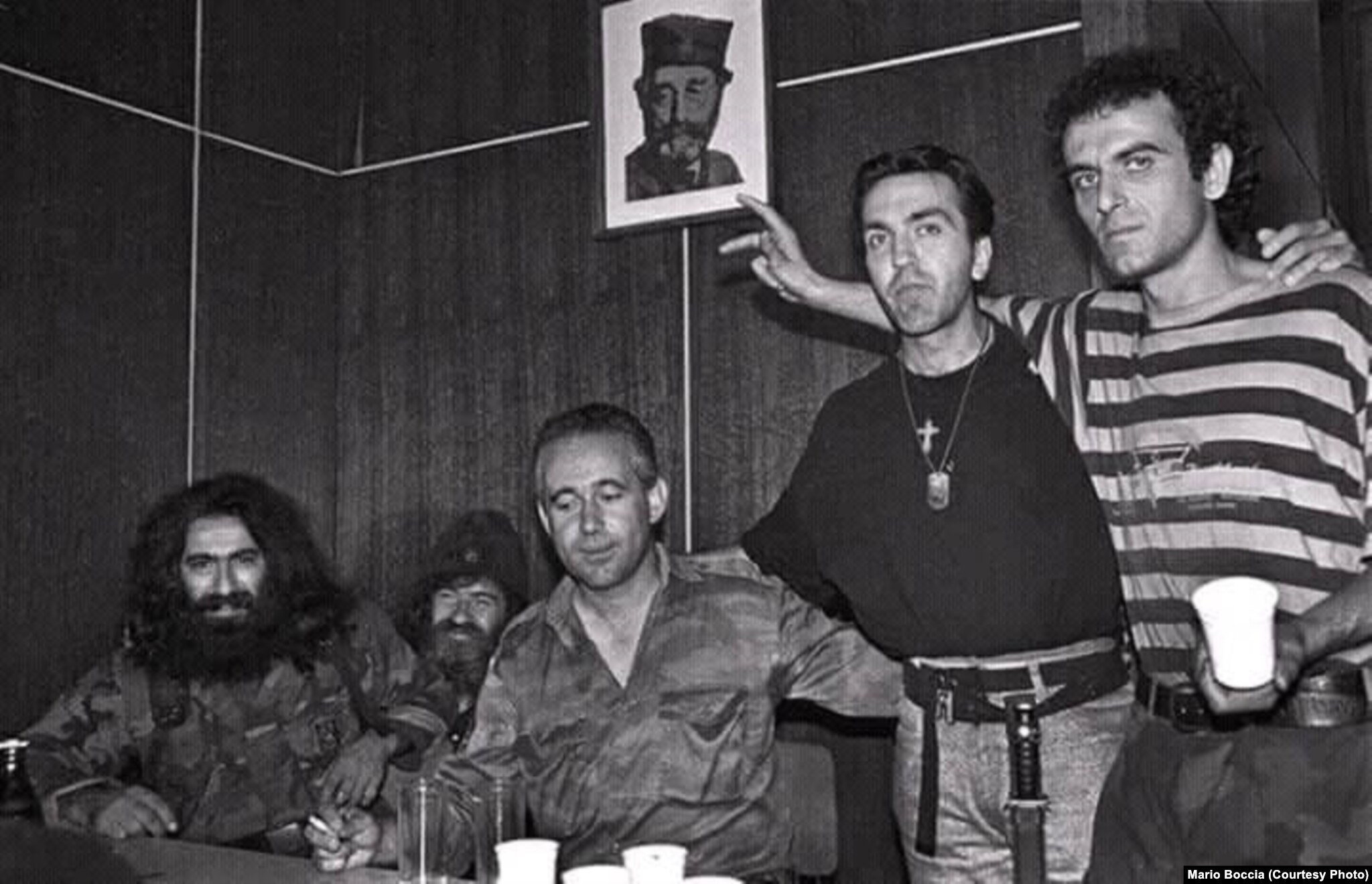 Sllavko Alleksiq (majtas) me vullnetarë serbë; i pari në të djathtë një vullnetar nga Greqia, pranë tij një vullnetar nga SHBA-ja me origjinë serbe. Fotografia iu dha Radios Evropa e Lirë nga autori Mario Boccia - ekskluzivisht për qëllimet e këtij artikulli.