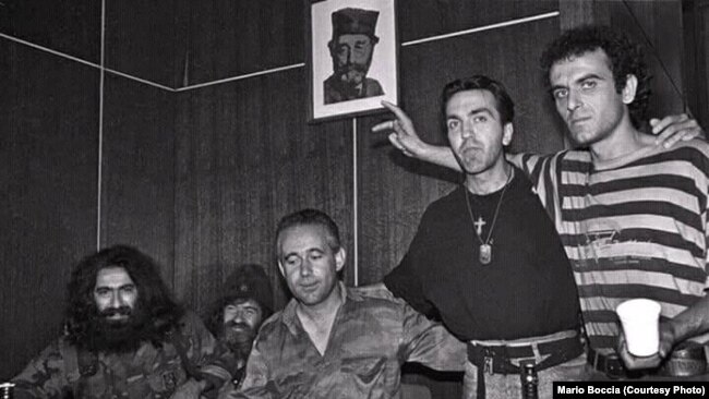 Славко Алексиќ (крајно лево) и странски волонтери во окупираната сараевска населба Грбавица за време на војната. Сараево, Босна