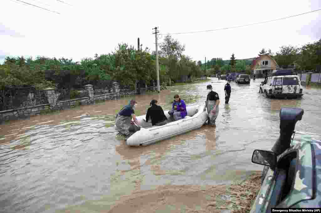 Echipajele de urgență evacuează locutorii satului Lanchyn afectat de inundații. Cel puțin 800 de persoane au fost evacuate din locuințele lor aflate în această zonă.