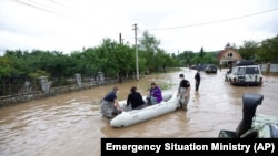 Sute de oameni evacuați în urma inundațiilor din vestul Ucrainei