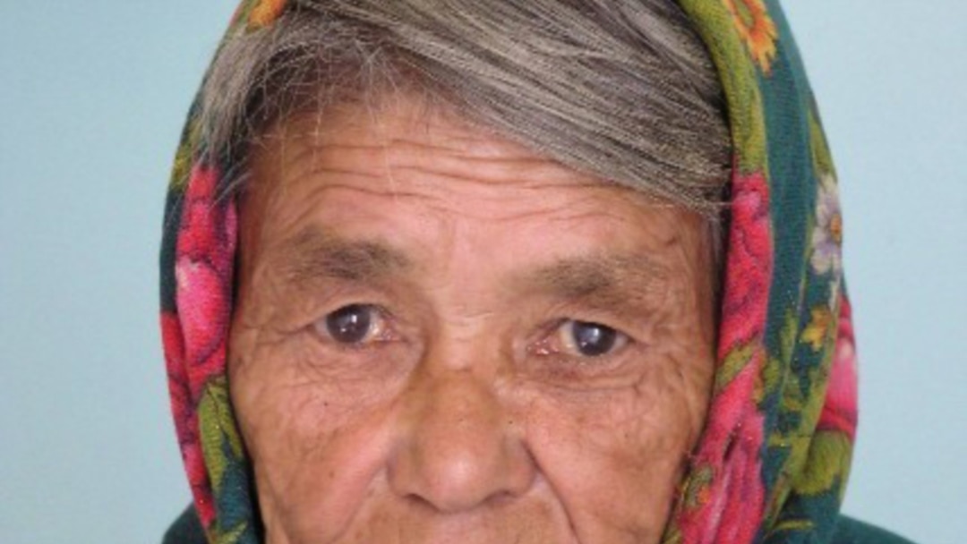 Мен анамның жыныстық қатынасқа түскенін тыңдадым. Бейнені қараңыз.