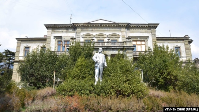 Памятник Ленину «атакует» кустарник