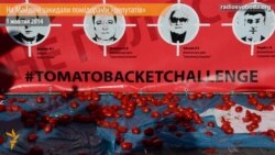 На Майдані активісти закидали портрети депутатів помідорами