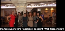 Olesya Fedina (e para majtas) dhe Yekaterina Golovacheva (e treta nga e majta)