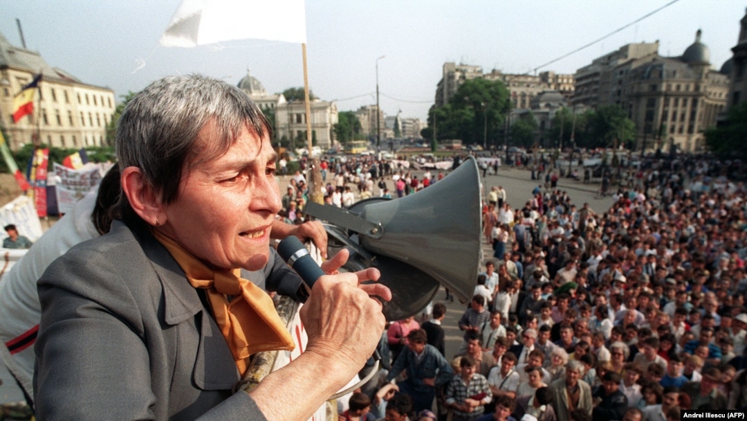 Doina Cornea vorbindule demonstranților din Piața Universității, București, 23 mai 1990