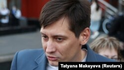 Politicianul de opoziție Dimitri Gudkov a părăsit Rusia de teama unei arestări. 