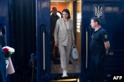 Лідерка білоруської опозиції Світлана Тихановська (ліворуч) виходить з поїзда після прибуття до Києва 25 травня 2026 року
