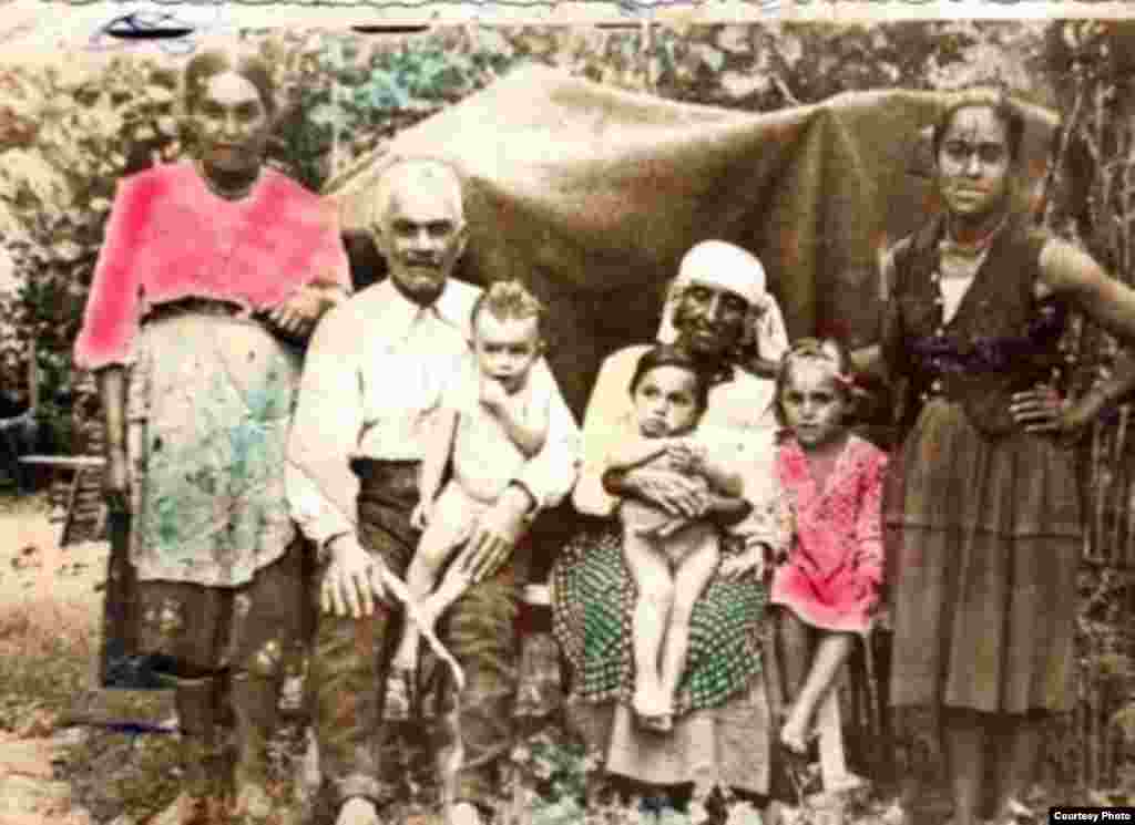 Petru Câmpanu și Ana Alla (așezați) &ndash; bunicii lui Marin Alla. În brațele bunicului e Mihai Alla &ndash; tatăl lui Marin. Satul Ursari, circa 1935