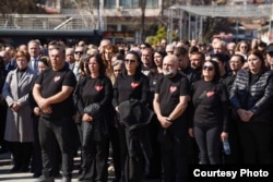 Disa prindër të viktimave në një ngjarje përkujtimore për tragjedinë në Koçan.