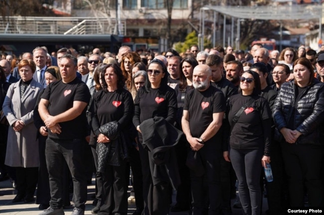 Disa prindër të viktimave në një ngjarje përkujtimore për tragjedinë në Koçan.