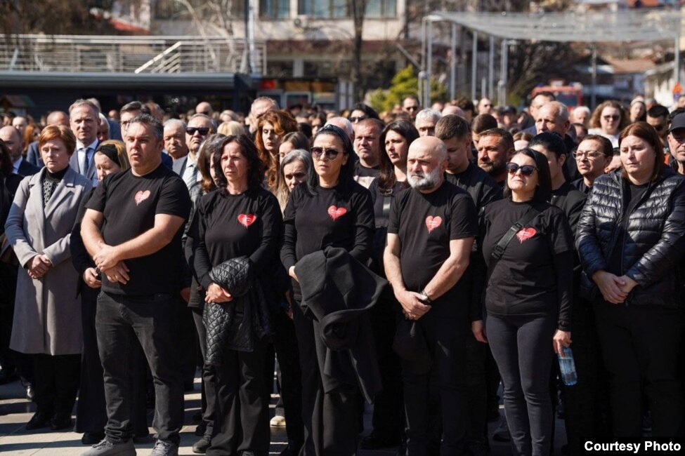 Disa prindër të viktimave në një ngjarje përkujtimore për tragjedinë në Koçan.