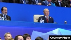 Президент Казахстана Нурсултан Назарбаев (справа в центре) выступает на Индустриальном форуме. Астана, 3 июля 2012 года.