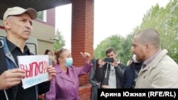 Protestatari în fața spitalului din Omsk unde este internat Alexei Navalnîi