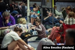 Київ. Повтіряна атака Росії. Кияни з дітьми укриваються у метро. 2 липня 2026 року