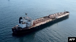 Танкер «Боракай» із «тіньового флоту» РФ поблизу берегів Франції в жовтні 2025 року