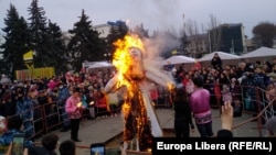 Moldova -- Bender, regiunea transnistreană. În plină pandemie, în regiunea transnistreană au fost organizate iarmaroace și petreceri cu ocazia sărbătorii Maslenița. Una din tradițiile moștenite din vechime este și arderea unei păpuși împăiate.