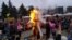 Moldova -- Bender, regiunea transnistreană. În plină pandemie, în regiunea transnistreană au fost organizate iarmaroace și petreceri cu ocazia sărbătorii Maslenița. Una din tradițiile moștenite din vechime este și arderea unei păpuși împăiate.