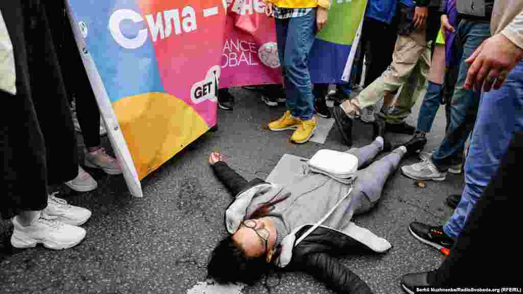 Протестующая против шествия в поддержку прав ЛГБТ+ пытается перекрыть дорогу его участникам
