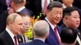 Председатель КНР Си Цзиньпин (в ценре), президент России Владимир Путин (слева) и лидер Северной Кореи Ким Чен Ын (справа) прибыли на приём, посвящённый 80-летию окончания Второй мировой войны. Пекин, Китай, 3 сентября 2025 года