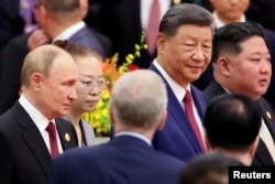 Президент Китаю Сі Цзіньпін, президент Росії Володимир Путін та лідер Північної Кореї Кім Чен Ин на прийомі з нагоди 80-ї річниці закінчення Другої світової війни у Великому залі народних зібрань у Пекіні, Китай, 3 вересня 2025 року