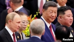 Президентите на Русия и Китай Владимир Путин и Си Дзинпин и лидерът на Северна Корея Ким Чен Ун.