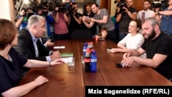 Встреча членов парламентской комиссии с Зазой Саралидзе (справа), 8 июня 2018 г.
