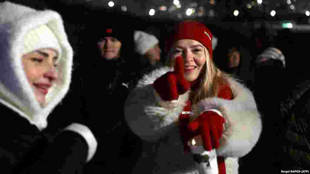 Žene plešu tokom ulične zabave.Andriy Herus, predsjednik Odbora za energetiku, stambena i komunalna pitanja ukrajinskog parlamenta, izjavio je za RSE da će, s obzirom na prognoze nastavka teških vremenskih uslova, naredne sedmice biti izuzetno teške.