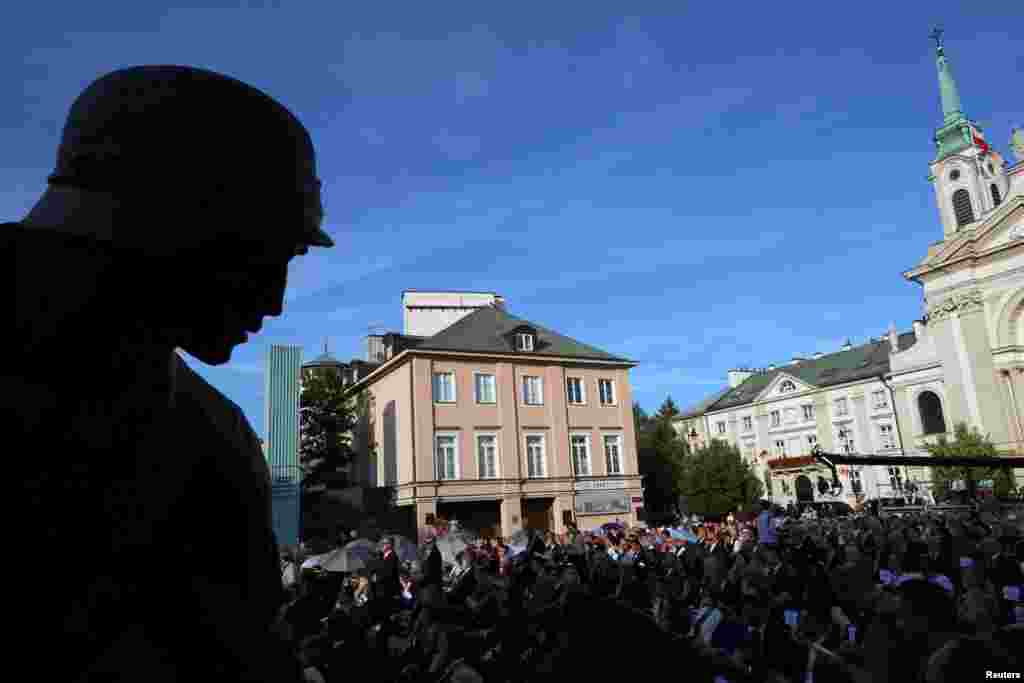 Relațiile dintre Polonia și Germania au fost marcate de tensiuni, în special din cauza ororilor Holocaustului, multe dintre care s-au petrecut pe pământ polonez. Fosta guvernare națioanlistă de la Varșovia, condusă de partidul Lege și Justiție (PiS) a insistat despăgubiri financiare, făcând aluzie la sume mari plătibile direct guvernului polonez. Berlinul a respins de fiecare dată aceste pretenții și a spus că problema reparațiilor de război a fost soluționată din punct de vedere juridic în tratatele anterioare.