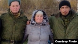 Глафира Шамукаева с сыновьями на сборном пункте в Казани, октябрь 2022 год