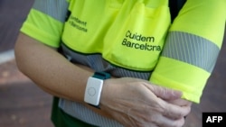 O fotografie realizată pe 6 iulie 2026 la Barcelona arată o brățară de grădinar prevăzută cu un senzor care detectează temperatura corpului.