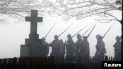Историческая реконструкция марша на кладбище Первой мировой войны во Франции - ноябрь 2012 года