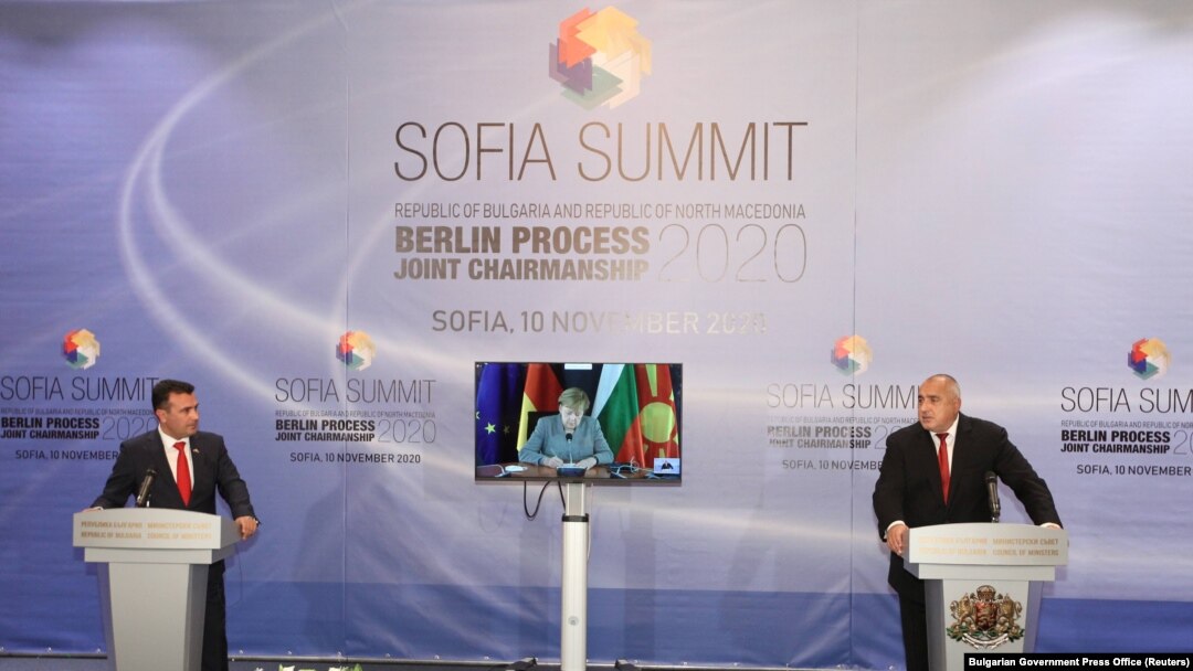 Premijeri Severne Makedonije Zoran Zaev i Bugarske Boris Bojkov u Sofiji na pres konferenciji nakon samita "Berlinski proces". Nemačka kancelarka Angela Merkel se uključila onlajn, 10. novembar 2020.