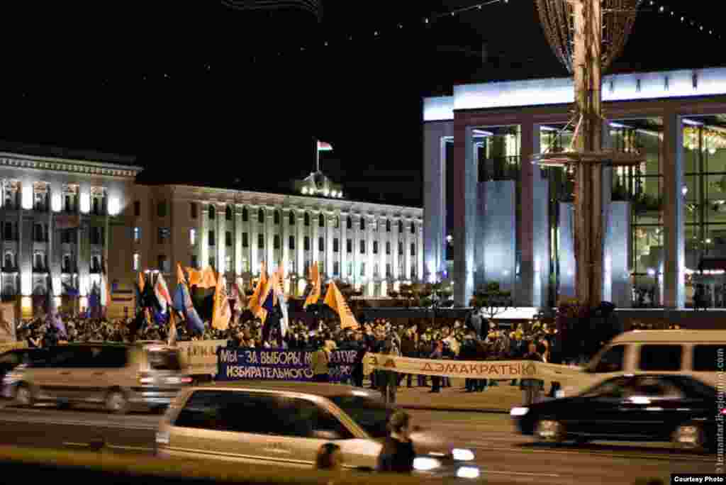 Акцыя на Кастрычніцкай плошчы 28 верасьня, фота http://lemantar.livejournal.com