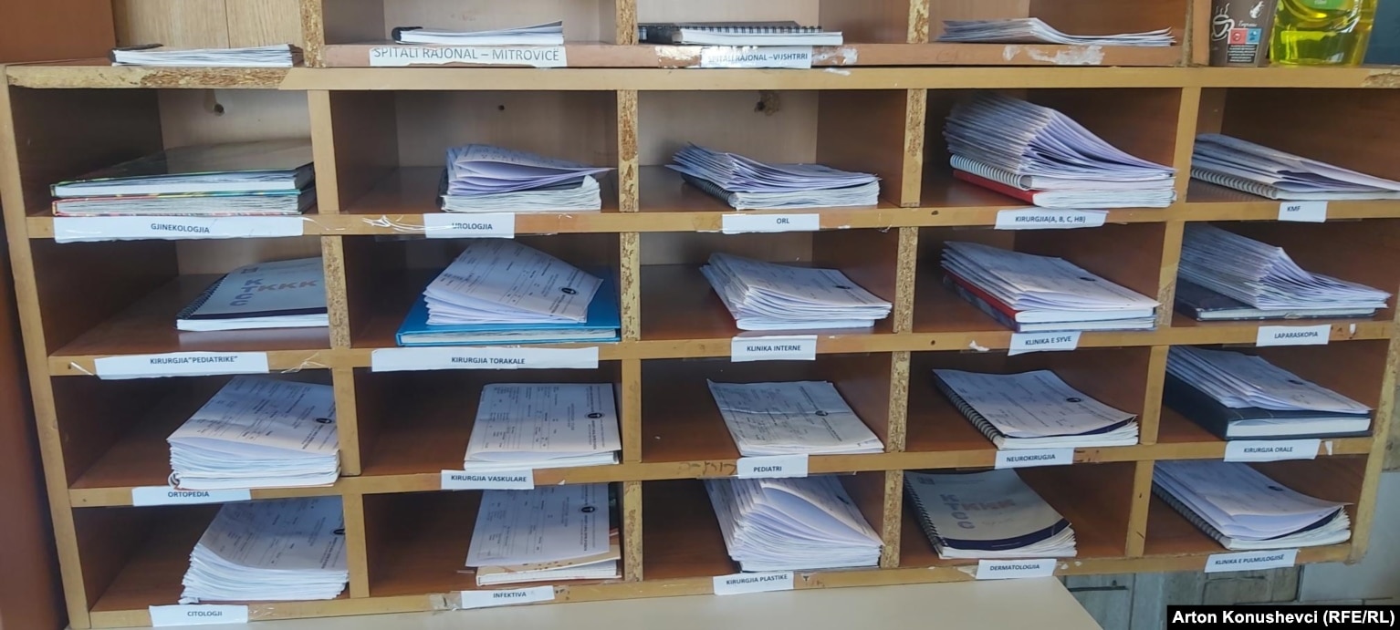Në mungesë të sistemit kompjuterik, rezultati i analizave në Institutin e Patologjisë ruhet dhe shpërndahet në letër, si për klinikat e QKUK-së, ashtu edhe për pacientët jashtë saj.