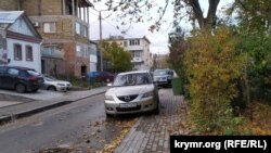 Припаркованные на тротуарах в Севастополе автомобили