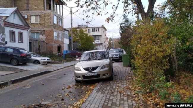 Припаркованные на тротуарах в Севастополе автомобили