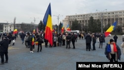 Câteva sute de persoane au protestat joi în fața Guvernului la îndemnul Alianței pentru Unirea Românilor (AUR).