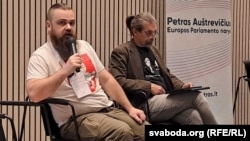 Зь мікрафонам — былы беларускі ваяр ва Ўкраіне Аляксандар Навуковіч («Лохвіч»). Побач зь ім — беларус зь Люксэмбургу Міхаіл Кучараў