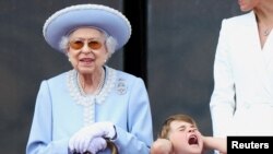 Regina Elisabeta și Prințul Louis în balconul de la Palatul Buckingham Palace urmărind parada militară cu ocazia Jubileului de Platină, Londra, 2 iunie 2022. 