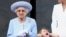 Regina Elisabeta și Prințul Louis în balconul de la Palatul Buckingham Palace urmărind parada militară cu ocazia Jubileului de Platină, Londra, 2 iunie 2022. 